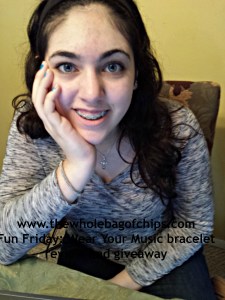 Caroline chose a Bass string bracelet in silver, perfect for her outfit that day, but perfect for any day!